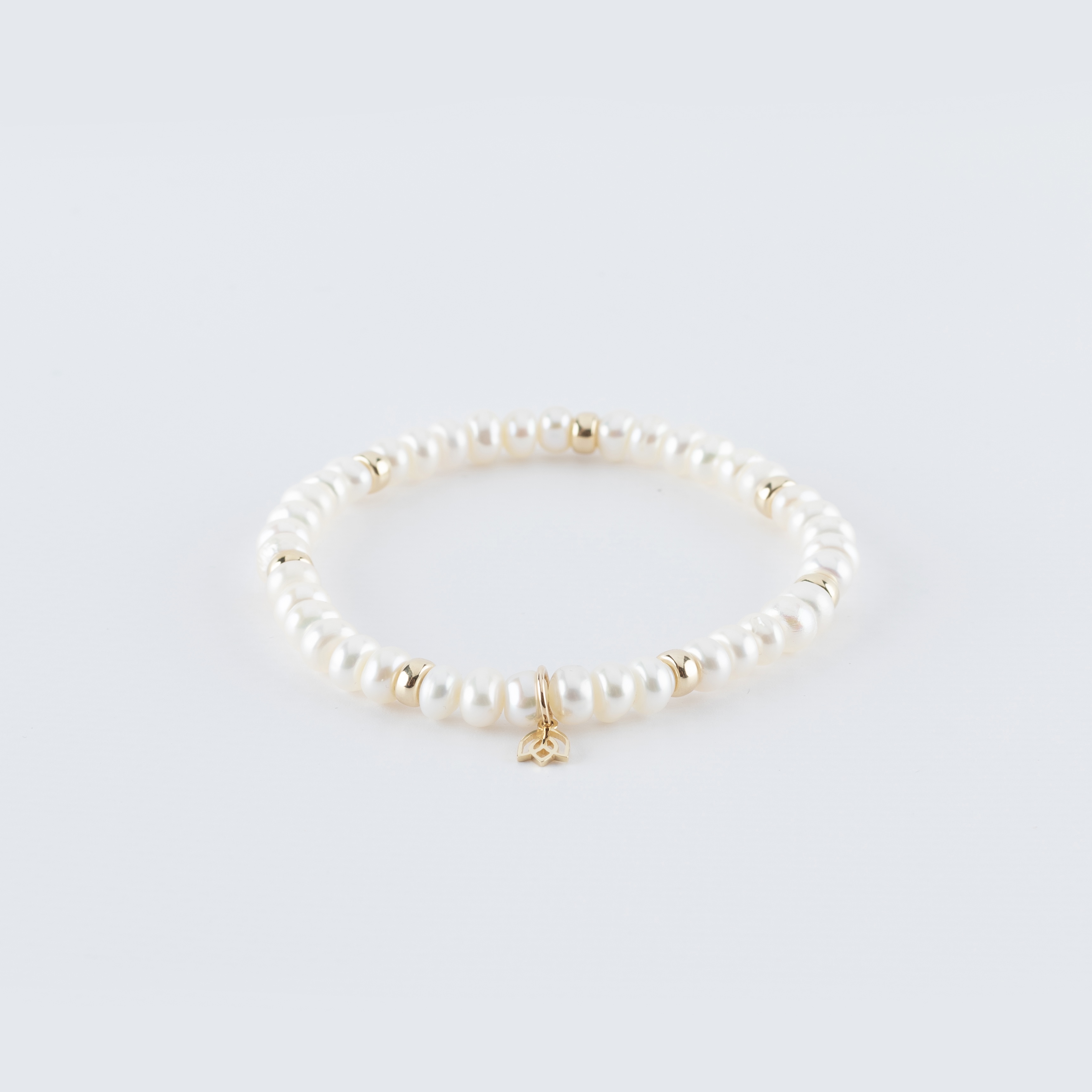 Y&G Edelsteen armband met zoetwater parels
Edelstenen armband (6x4mm kralen) en Vijf 14 krt gouden beads & tulp logo.